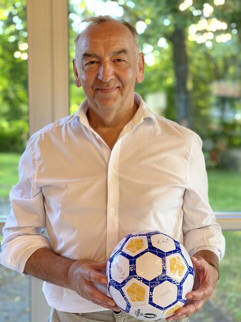 Religionslehrer, Influencer und YouTuber  Norbert Großklaus erhielt als "bester" Lehrer einen Fußball von den Schüler*innen geschenkt, mit sämtlichen Unterschriften und den Worten - SEID BEHÜTET.
