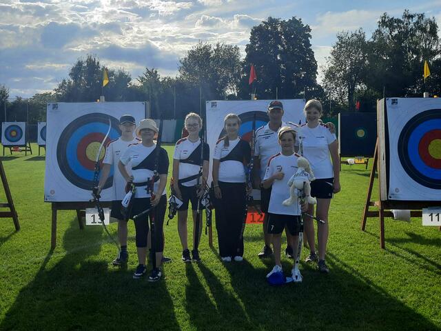Das Jugendteam vom BSC Zell: von links: David und Miriam Huber, Stella Müller, Jette-Sofie Künstle, Jugendtrainer Riccardo Hehr, Sina Hehr und Noah Müller mit Maskottchen Günter. | Foto: Verein