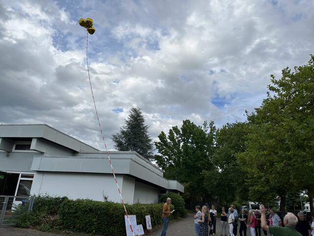 Die Luftballons sollen verdeutlichen, wie hoch das geplante Pflegeheim werden wird.  | Foto: gro