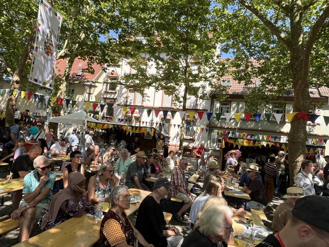 Unter den Platanen des Gerichtsparkplatz ließ es sich aushalten. | Foto: gro
