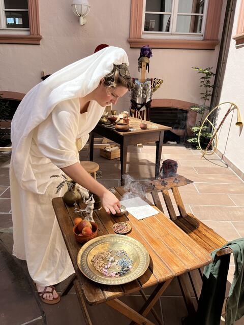 Eine römische Priesterin verbrennt Weihrauch. | Foto: gro