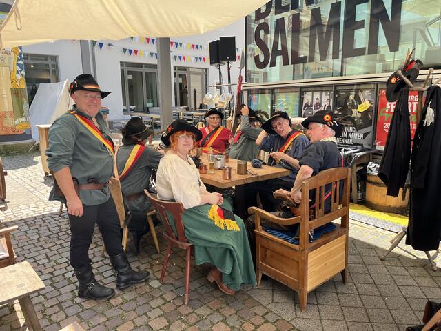 Die Heckergruppe Offenburg (l.) hat ihr Lager wieder am Salmen aufgeschlagen. Die Biedermeiergruppe darf nicht fehlen.  | Foto: gro