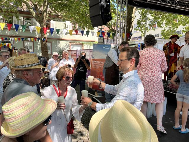 OB Steffens verteilt Freibier bei der Eröffnung. Der Gerstensaft wurde extra für "Offenburg feiert Freiheit" gebraut. | Foto: gro