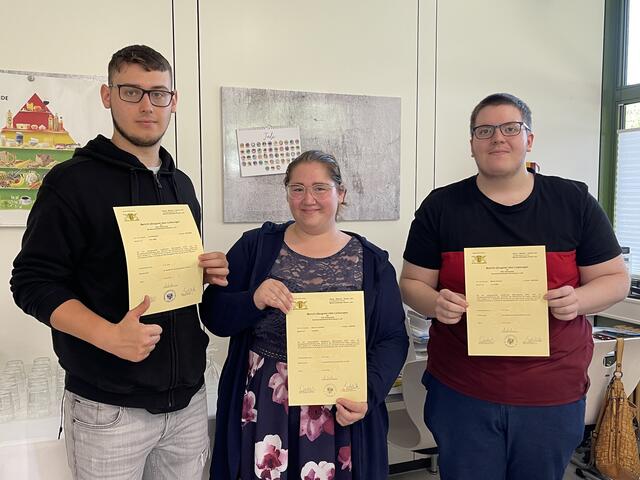 BVE-Absolvent*innen:
von links: Tim Witkowski, Amy-Joy Czerwinski und Marvin Kirchner