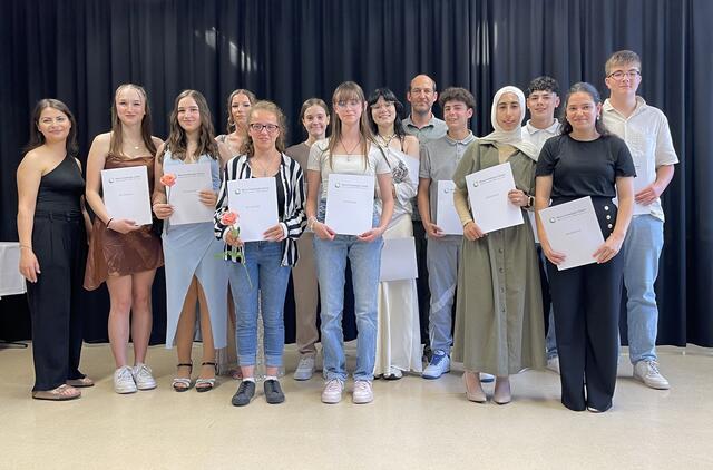 Klassenfoto der 2BFLT2 mit den Klassenlehrer: Michael Schlindwein und Meltem Erdamar
