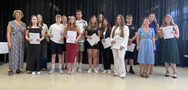 Klassenfoto der 2BFP2.1 mit den Klassenlehrerinnen: Kathrin Kreitschmann und Birgit Trusch