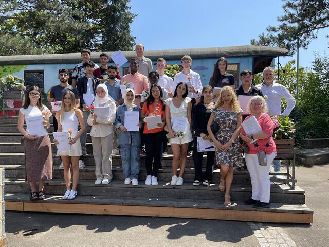 Die Lob- und Preisträger*innen der VABO-Klassen mit den Lehrer*innen: M. Schlindwein, M. Schäfer; E. Langenbacher und dem Abteilungsleiter: 
B. Rother