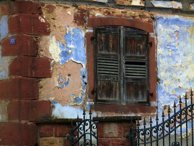 Die Hausnummer 12  im elsässischen Frœschwiller, hat auch mal bessere
Tage erlebt. | Foto: Alfred Schramm