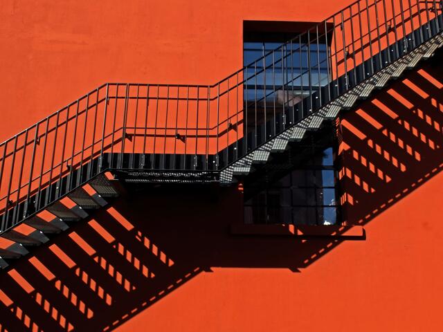 Shadow on the wall. Seitenwand des renovierten  Kesselhauses der ehemaligen Offenburger Spinnerei.
 | Foto: Alfred Schramm