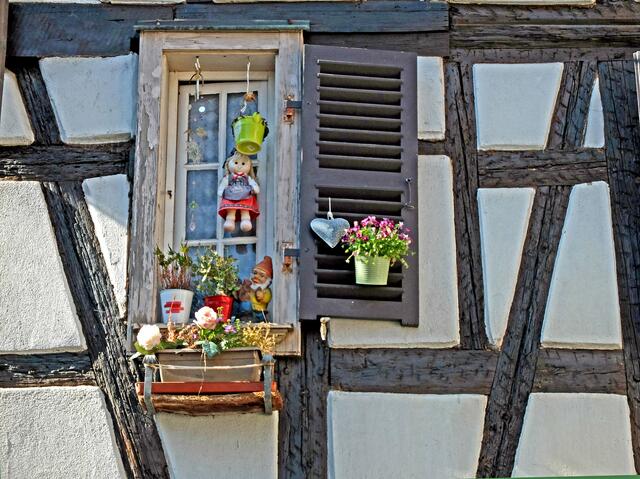 Dieses schön gezierte "Klofenschterle" findet man in Straßburg am 2 Pl. des Moulins, der nicht weit vom La Petite France entfernt ist.  | Foto: Alfred Schramm