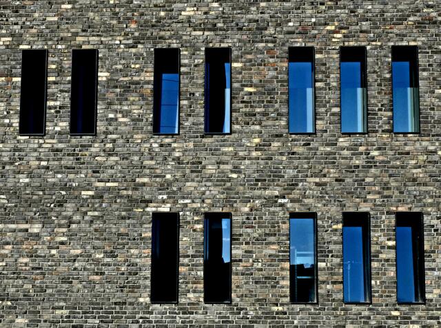 Schießscharten??? Nein, Fenster der Oberrheinhalle. | Foto: Alfred Schramm