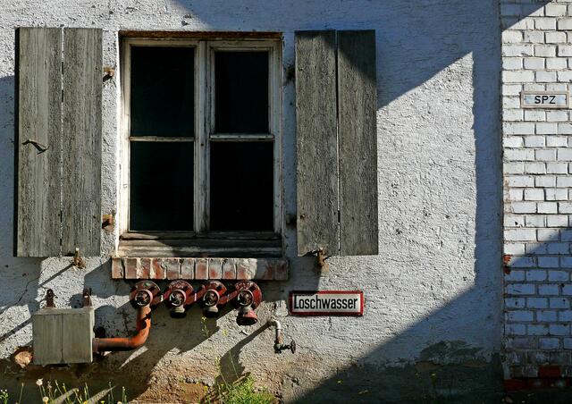 Hier gibt es kein Löschwasser mehr. Das Gebäude, wo dieser Wasseranschluss war, gehörte zur ehemaligen Offenburger Spinnerei. | Foto: Alfred Schramm