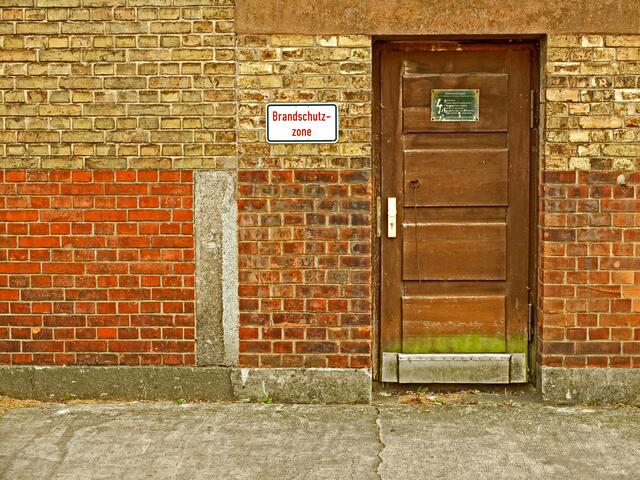 "Brandschutzzone" 
Die Fassaden des ehemaligen Offenburger Schlachthofes, bieten sich auch
für Detailaufnahmen an. | Foto: Alfred Schramm