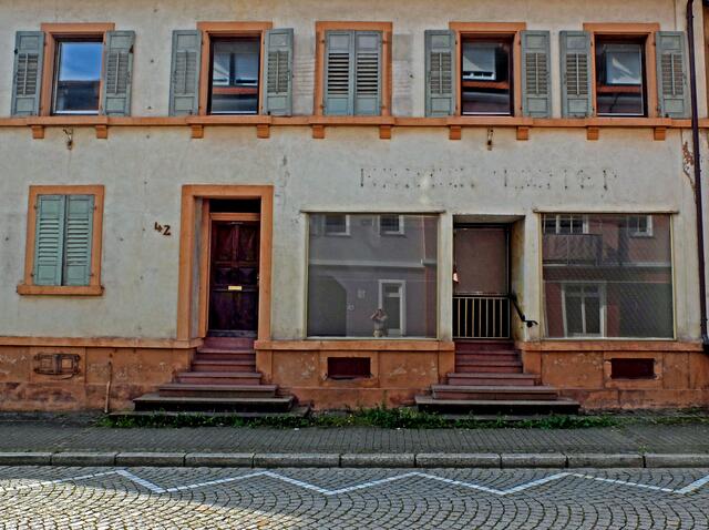 Auch hier jahrelanger Leerstand und das bei dem heutigen Wohnraummangel.
Ok, bevor wieder Leben hier einzieht, gibt es viel für die fleißigen Handwerker zu erledigen! | Foto: Alfred Schramm