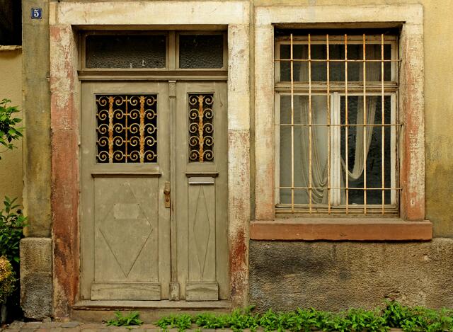 Hausnummer 5 ist gut gegen ungebetenen Besuch abgesichert! | Foto: Alfred Schramm