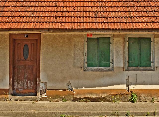 Vordere Fassade eines renovierungsbedürftigten Häusle. Man könnte etwas daraus machen!  | Foto: Alfred Schramm