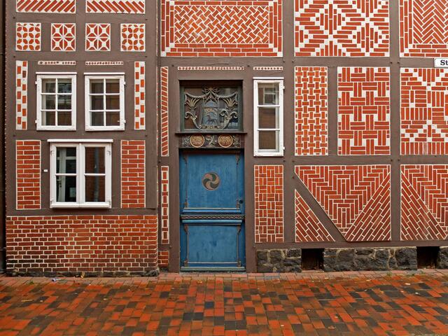 Gesehen im "Alten Land" wo es viele Gebäude mit solchen Fassaden gibt. | Foto: Alfred Schramm