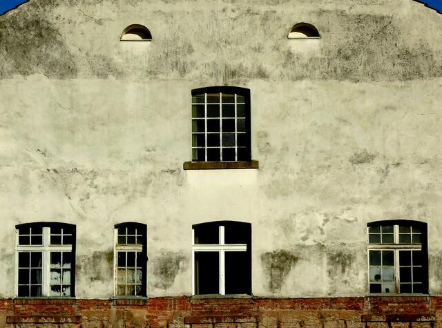 Einst sah mal ein Fassadenstück, der alten Offenburger Spinnerei-Weberei, vor der Renovierung so aus. Heute befindet sich unterhalb dieser Fensterreihe das Café Alte Weberei.  | Foto: Alfred Schramm