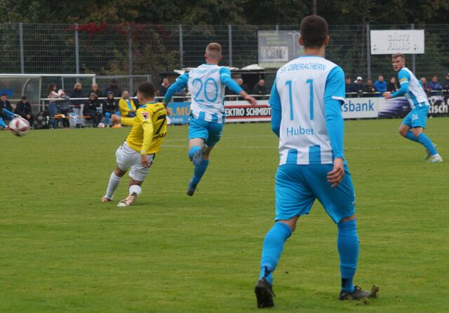 Szene aus einer früheren Begegnung zwischen Oberachern und Ravensburg (gelbes Trikot) | Foto: WOGE