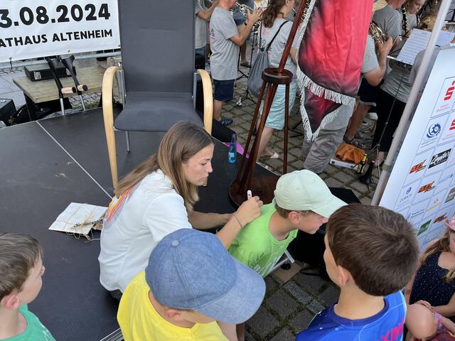 Die Autogramme der Athletin waren heiß begehrt. | Foto: gro