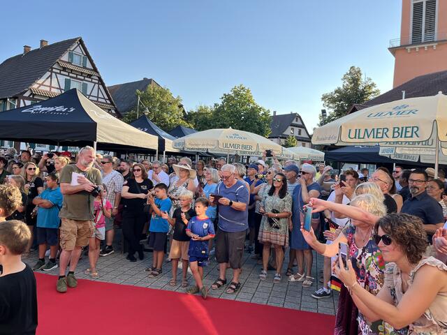 Alle wollen Annika sehen. | Foto: gro