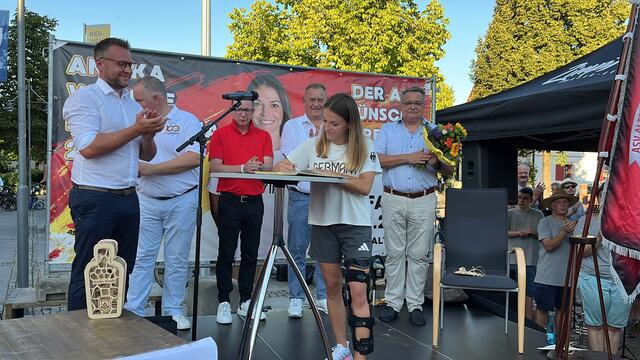 Annika Wendle trägt sich ins Goldene Buch der Gemeinde ein. | Foto: gro