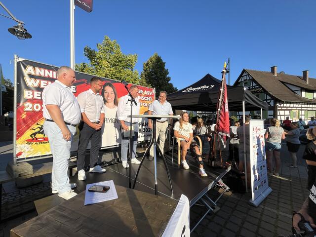 Patrick Ernst (v. l.), Tobias Uhrich, Ralf Schick, Jochen Strosack und Annika Wendle auf der Bühne | Foto: gro