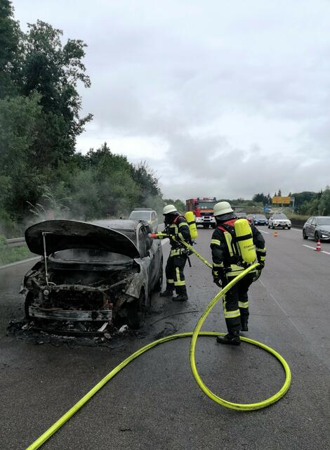 Nachlöscharbeiten auf der Autobahn: Der hohe Reiseverkehr führt an der Einsatzstelle zum Rückstau. | Foto: Feuerwehr Offenburg