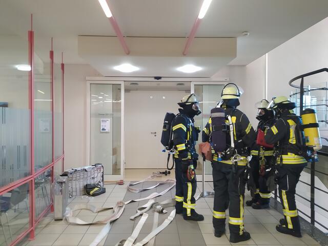 Einsatzkräfte nach der erfolgreichen Brandbekämpfung auf Station 2A. | Foto: Ortenau Klinikum/ Christian Eggersglüß
