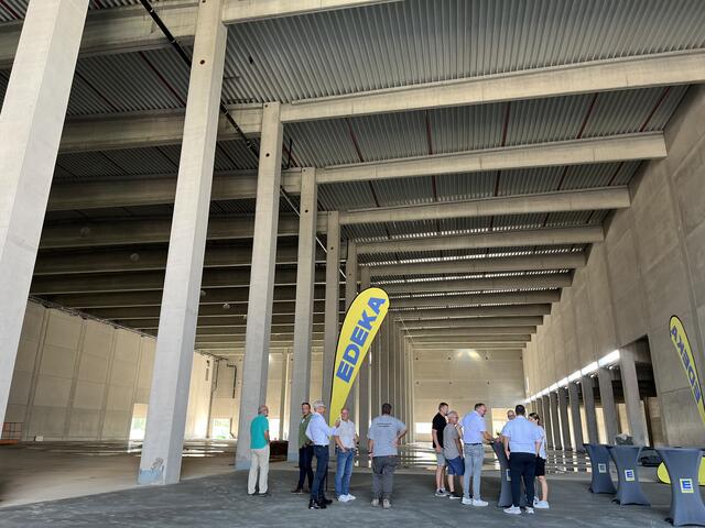 Zwölf Meter hoch und 12.000 Quadratmeter Fläche: Das neue Tiefkühllager wird 350 Märkte versorgen. | Foto: gro