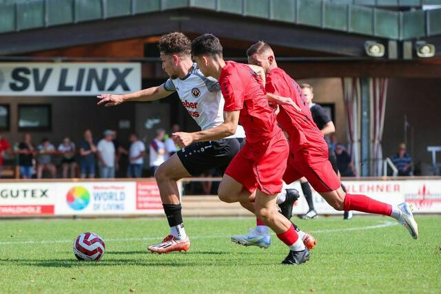 Der SV Linx (weißes Trikot) war im gestrigen Heimspiel nicht zu bremsen. | Foto: Ünver