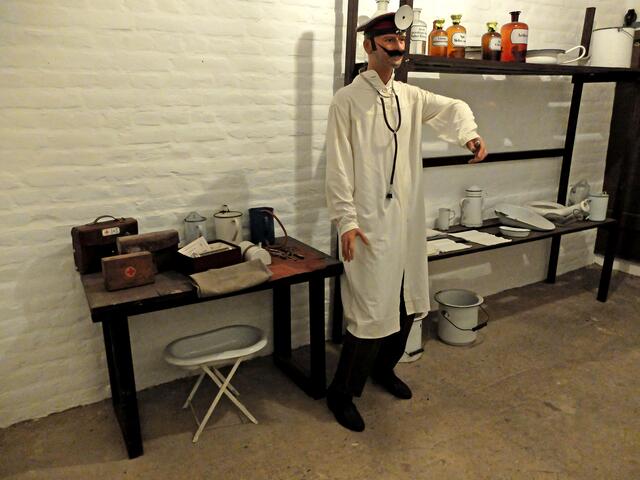 Das ist Oberfeldarzt Dr. Müller, der Chef des Festungslazarett. Bei dem ist die Festungsbesatzung in guten Händen. In den Räumen des Lazarett gibt es einen Operationsraum, sowie Krankenzimmer.   | Foto: Alfred Schramm