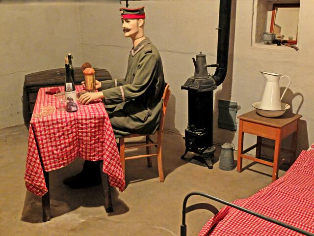 Während sich die einfachen Soldaten der Festungsbesatzung in ihren spartanisch eingerichteten Mannschaftsräumen "bequem" machen mussten (der größte Mannschaftsraum beherbergte 24 Soldaten auf 3 Schlafebenen)
hatten es die höheren Offiziere/Unteroffiziere, wesentlich gemütlicher. | Foto: Alfred Schramm