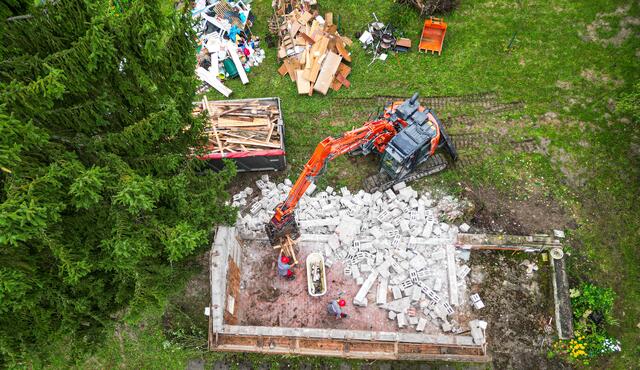 Sogar eine Badewanne kommt beim Abriss eines veritablen Wochenendhauses zum Vorschein. | Foto: Stadt Kehl