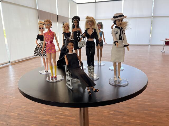Die Gewerblichen Schulen Lahr haben für jedes Jahrzehnt, in dem es die Messe Offenburg gibt, eine Barbie-Puppe in eine Stilikone wie Coco Chanel, Audrey Hepburn oder Amy Winehouse verwandelt. | Foto: gro