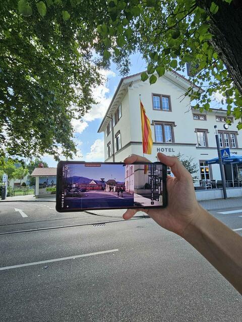 Dank modernster Technik, sogenannter Augmented Reality, können Nutzer auf ganz besondere Weise in die Vergangenheit eintauchen und die Geschichte Oberkirchs erleben.  | Foto: Denise Burkart/Stadt Oberkirch