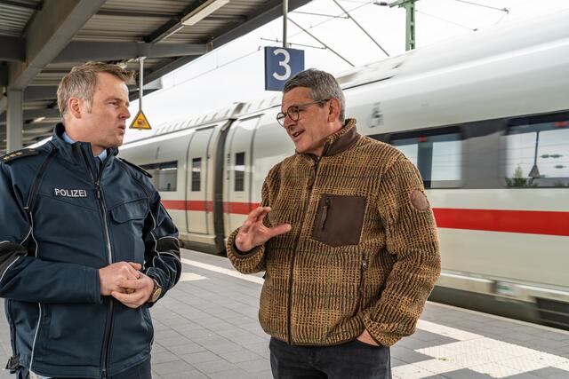 Oberbürgermeister Wolfram Britz (rechts) tauschte sich mit dem Leiter der Bundespolizeiinspektion Offenburg, Tobias Lehmann, aus. | Foto: Stadt Kehl