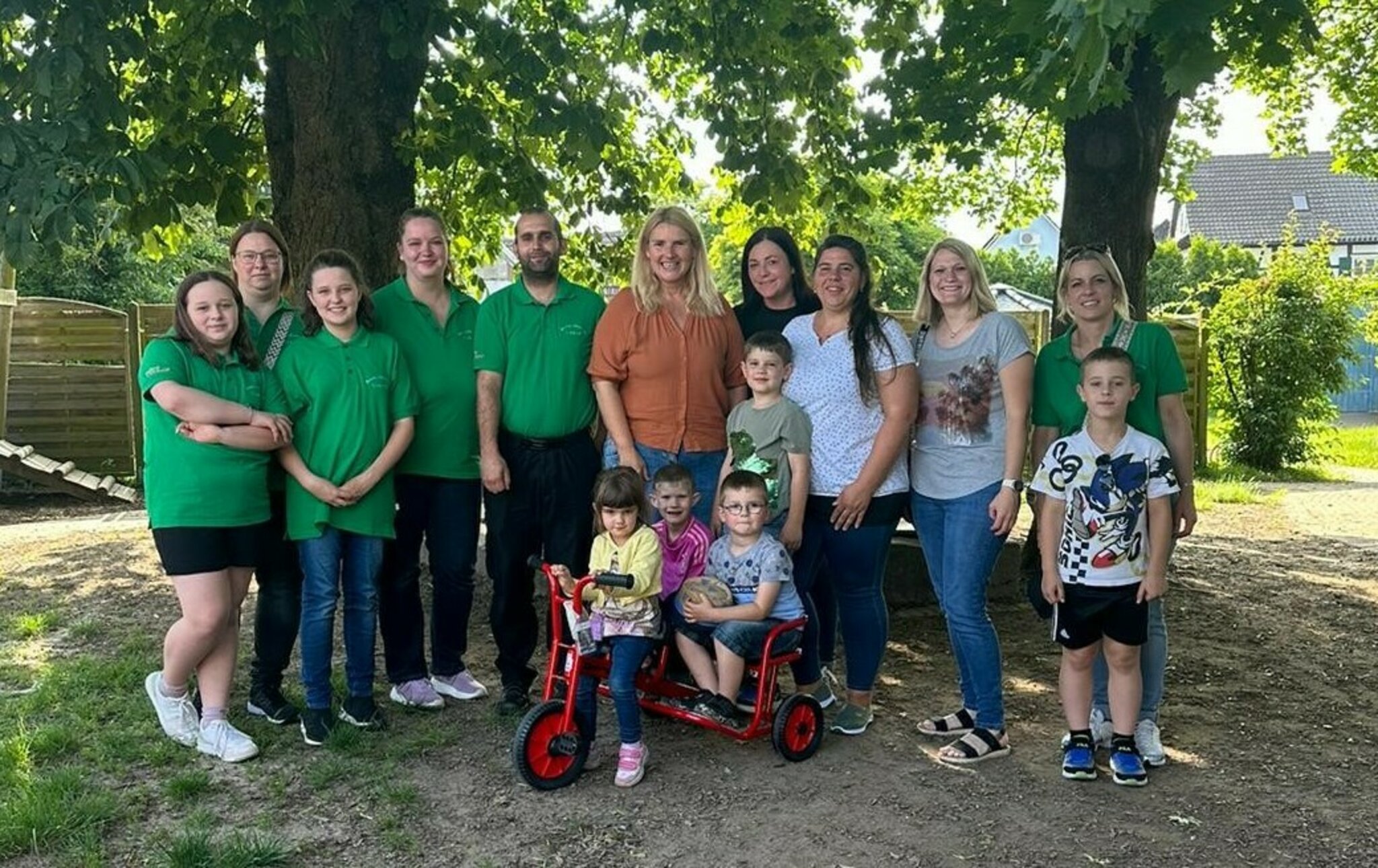  Spende der Bunkerdämonen: Neues Doppeltaxi für Linxer Kindergarten Bildidee 