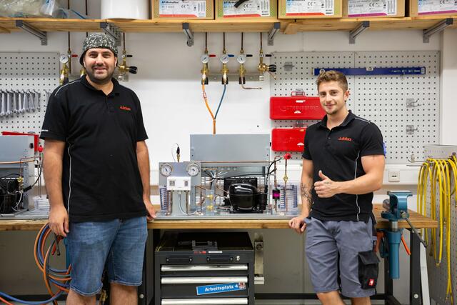 Ausbildungsleiter Michael Leppla (l.) und Julian Rehmann (r.) in der JULABO Lehrwerkstatt mit dem ausgezeichneten, elektronisch geregelten Flaschenkühler. | Foto: JULABO