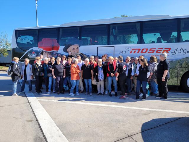 Mit dem auffälligen Bus von Walter Rieger machte der Jahresausflug der Gutacher Landfrauen gleich doppelt so viel Spaß. | Foto: Brigitte Hippler