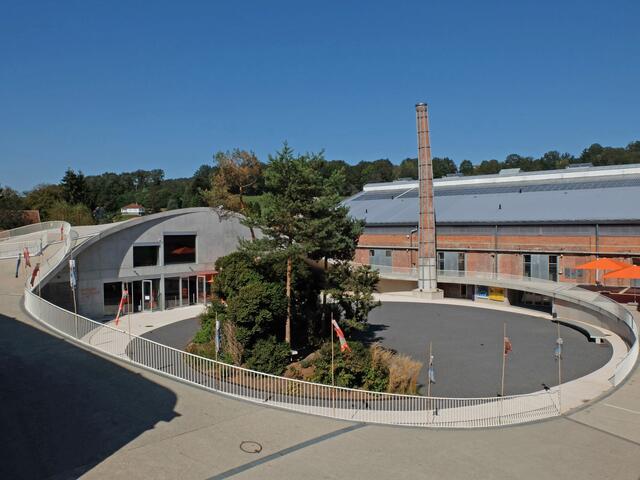 Neu gestaltet wurde das ehemalige Werksgelände der Meisenthaler Glashütte. | Foto: Alfred Schramm