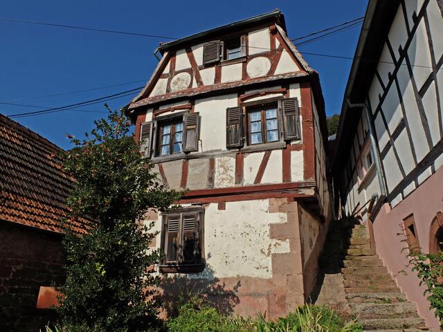 Eine steile Treppe führt zum Eingang nach oben. | Foto: Alfred Schramm