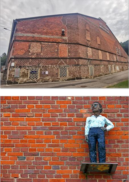 An der Rückseite der Meisenthaler Glashütte, in der Rue de la Mairie befindet
 sich weit oben eine vom Bildhauer Stefan Balkenhol, gefertigte Figur. Grob gehauene und farbig bemalten Holzskulpturen sind sein Markenzeichen. Stefan Balkenhol lebt und arbeitet unter anderem im lothringischen Meisenthal.  | Foto: Alfred Schramm