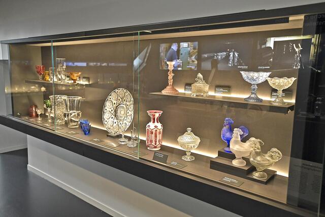 Eine der vielen Vitrinen des Museums, wo man die schönen Werke der Glaskunst bestaunen kann. | Foto: Alfred Schramm