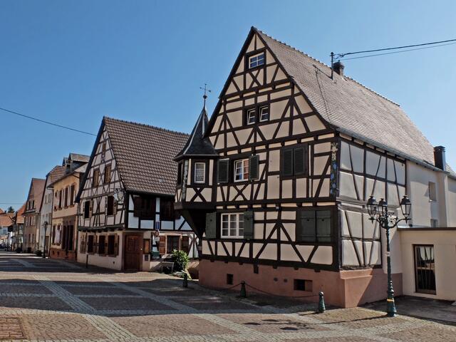 Dieses schöne Fachwerkhaus das gegenüber der Mairie steht, ist das sogenannte Winzerhaus.  | Foto: Alfred Schramm