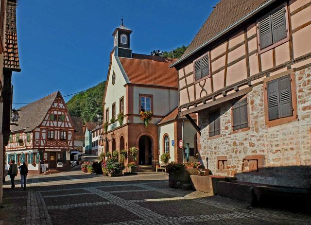 Das zweite Gebäude auf der rechten Seite ist das Rathaus von Oberbronn ( Mairie ) und links neben der Mairie steht eines der imposantesten Fachwerkhäuser des Ortes, das Wirtshaus "Au Boeuf noire."  | Foto: Alfred Schramm