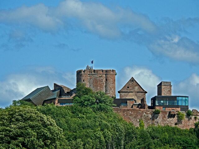 Nicht weit von Oberbronn oder Meisenthal befindet sich die  Burg Lichtenberg, bei der gleichnamigen Ortschaft. Die Burg war erster Mittelpunkt der Herren von Lichtenberg. 
Es ist eine Höhenburg und liegt auf 480 m oberhalb des in den Nordvogesen.  Von Oberbronn sind es über Rothbach, Reipertswiller (D 198 ) ca. 18 Kilometer, nach Lichtenberg. In der Burganlage befinden sich moderne Aufbauten, wie  ein freitragendes Auditorium, das aus der alten Struktur der Burg herausragt. aufgebaut. Von der Artillerie-Terrasse von 1840 aus bietet sich rundum eine weite Sicht. Teile der Burganlage und alle Ausstellungsräume sind barrierefrei zugänglich.  | Foto: Alfred Schramm