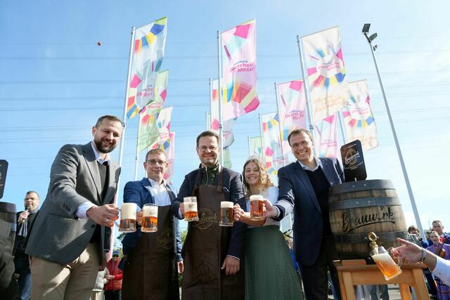 "Ozapft is": Stadtpräsident Olsztyn Robert Szewczyk, Messe-Chef Frank Thieme, OB Marco Steffens, Ortenaue Weinprinzessin Elisa Busam und Staatssekretär Volker Schebesta | Foto: Iris Rothe