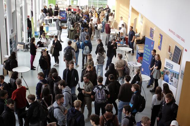 In der Pause hatten die Studienanfänger die Möglichkeit, im Foyer von Gebäude D einzelne Projekte, Einrichtungen und Angebote der Hochschule Offenburg kennenzulernen und Kontakt zu ihren Kommilitonen aufzunehmen | Foto: Hochschule Offenburg
