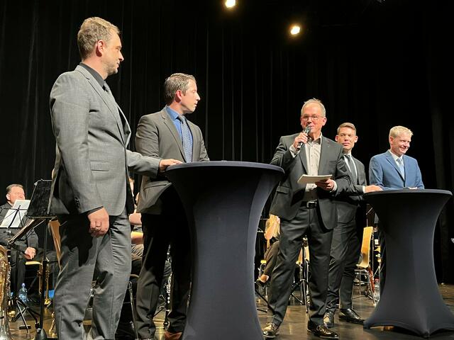 Sie sind noch relativ neu in ihren Ämtern, weshalb Moderator Frank Stemmle die Gelegenheit nutzte, sie auf der Bühne vorzustellen und zu interviewen: Bürgermeister Andreas Kollefrath (v.l.), OB Manuel Tabor, Frank Stemmle, Nico Zipp, Leiter Musikschule Achern-Oberkirch, Jakob Vinje, Leiter des Fachgebietes Kultur. | Foto: Foto: Glaser